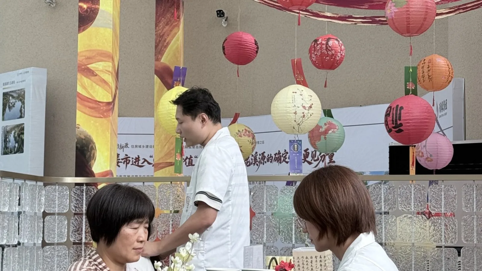义诊现场居民坐下来咨询身体状况，医师现场答疑